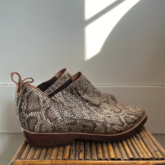 Gentle Souls Snakeskin Embossed Leather Bootie Size 6 New - Picture 11 of 11